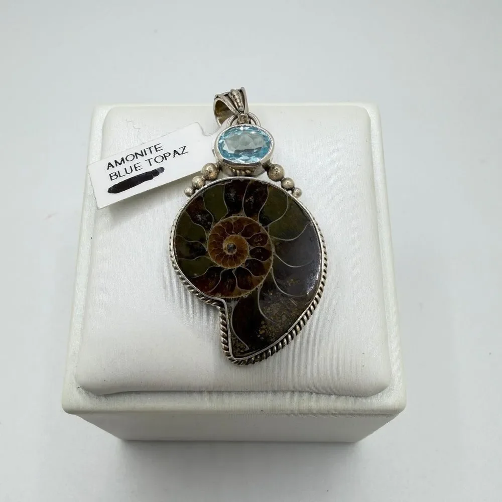 NWT 19x24mm AMMONITE and 8x5mm faceted blue topaz pendant in Bali 925!‎